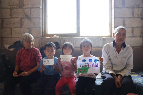 學生義工探訪地貧兒童，與他們一起畫畫，並向照顧者了解孩子的情況。
 